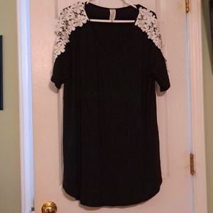 Ladies 42POPS Black Floral-Crochet V-Neck Tunic